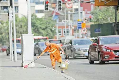 热热热!南京体感温度高达43℃,这群人却不惧高温在做这件事 热热热!南京体感温度高达43℃,这群人却不惧高温在做这件事