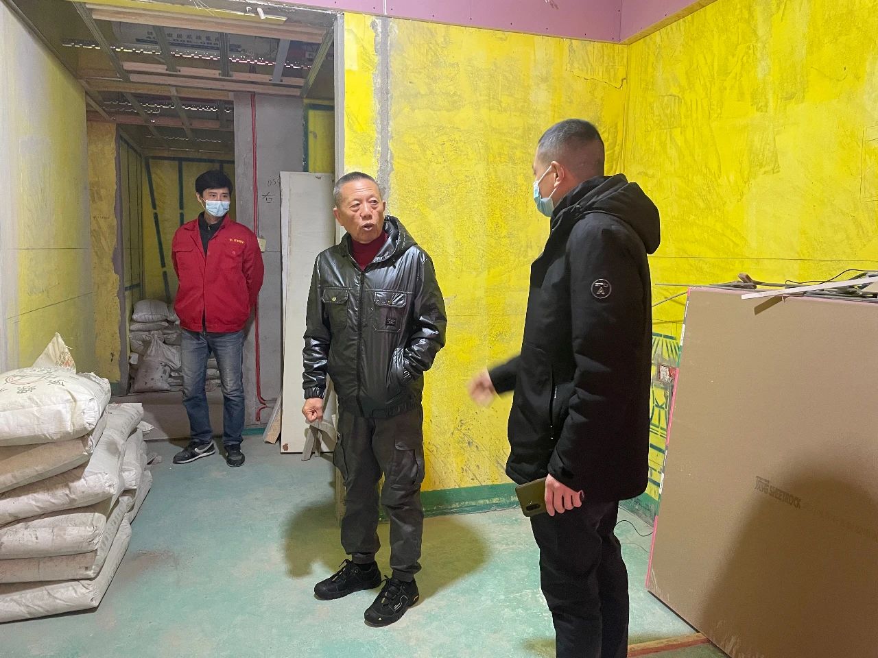 领航国际董事长又双叒叕突击工地巡检,现场与工人、厂家沟通交流 领航国际董事长又双叒叕突击工地巡检,现场与工人、厂家沟通交流