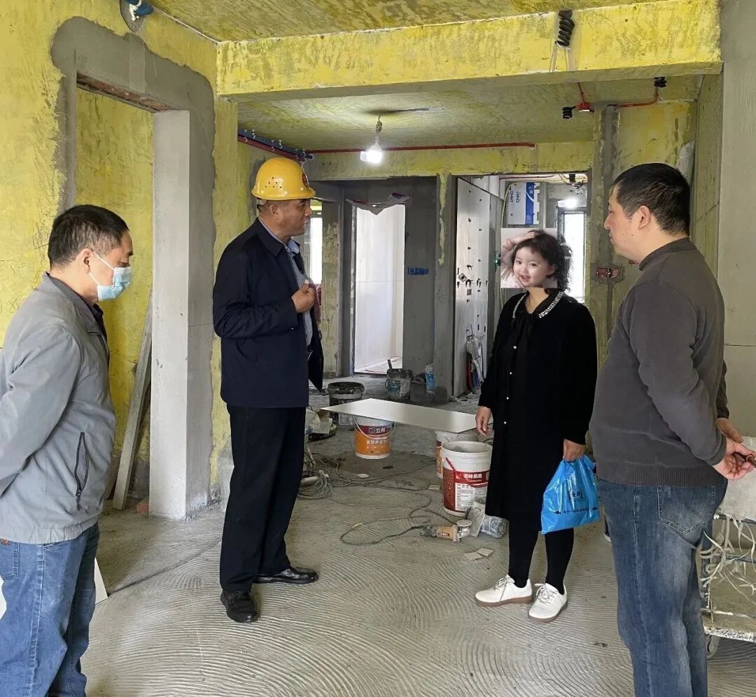 从毫米级工艺到安全弦:总经理突击工地巡查 从毫米级工艺到安全弦:总经理突击工地巡查