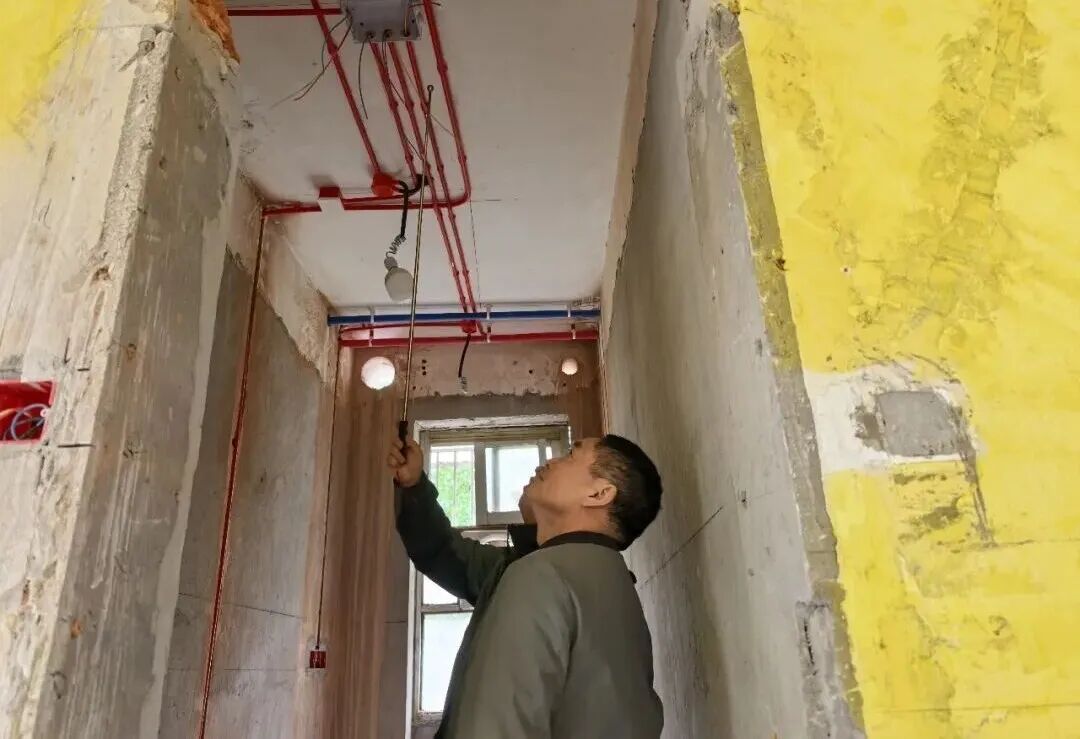 从毫米级工艺到安全弦:总经理突击工地巡查 从毫米级工艺到安全弦:总经理突击工地巡查
