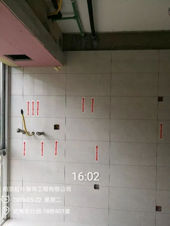 南京武夷名仕园124平米简美风格装修 享受家带来的温度30五月份_墙砖铺贴完成后,领航国际的工人会用专用护角条对瓷砖角保护,用标贴标出水管、线管走向示意。