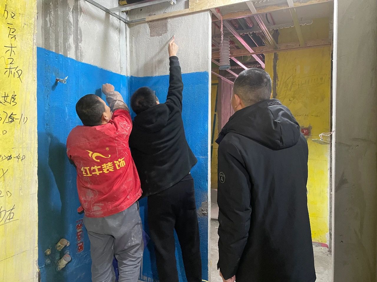 领航国际董事长又双叒叕突击工地巡检,现场与工人、厂家沟通交流 领航国际董事长又双叒叕突击工地巡检,现场与工人、厂家沟通交流